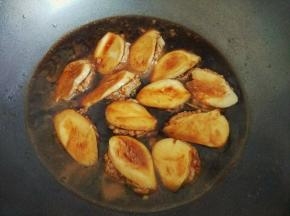 加入半匙盐，糖，老抽，一勺蚝油，生抽，没过食材的清水，煮20分钟