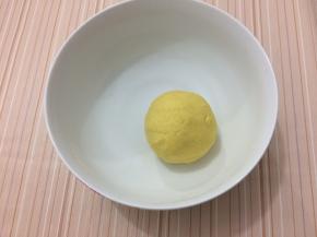 和成柔软的面团，盖上保鲜膜饧半个小时