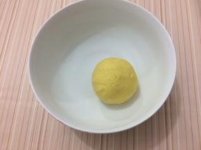和成柔软的面团，盖上保鲜膜饧半个小时