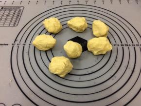 饧好的面团拿出，揪成大小均匀的剂子