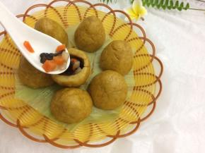 窝窝头里也可以放一点炒菜，也是很不错的