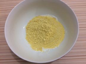 玉米面、糯米粉和黄豆面放入碗中