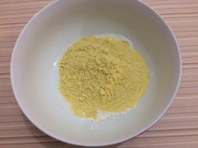 玉米面、糯米粉和黄豆面放入碗中