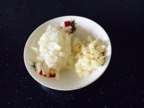 准备佐料：洋葱和蒜都切成碎末