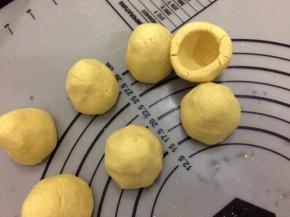 用大拇指在大的一头捅个圆洞，像图片一样