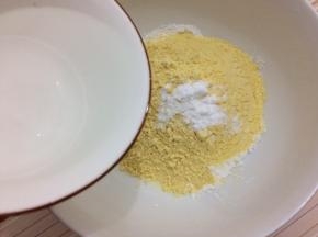 在将水倒入