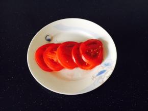 番茄切片，摆盘用。