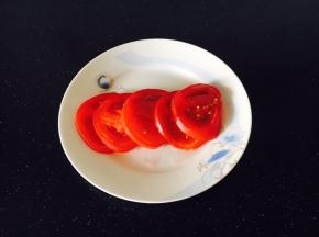 番茄切片，摆盘用。