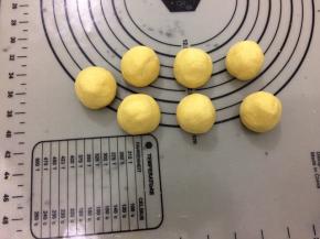 用手揉成上面小底下大的面团