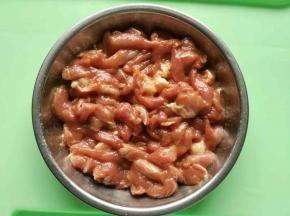 肉切丝，加入半匙盐，一勺酱油，一勺淀粉，小许油腌制