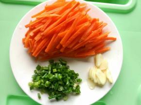 胡萝卜去皮切丝，葱蒜切好