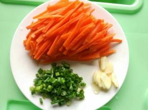 胡萝卜去皮切丝，葱蒜切好