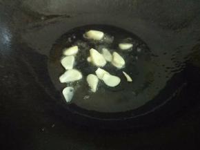 热锅下油，放入蒜爆香