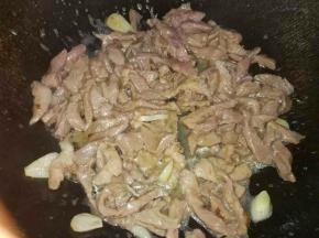 倒入肉丝翻炒至八成熟装起备用