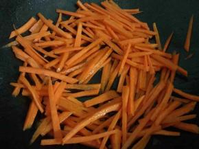 继续倒油炒胡萝卜