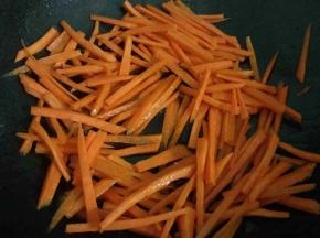 继续倒油炒胡萝卜