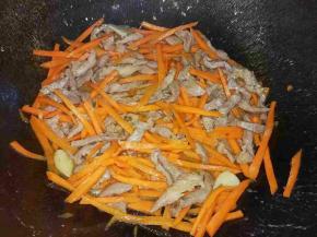 胡萝卜炒软加入肉丝一起翻炒至熟