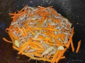 胡萝卜炒软加入肉丝一起翻炒至熟
