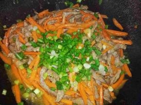 加入一勺蚝油，半匙盐，撒入葱花