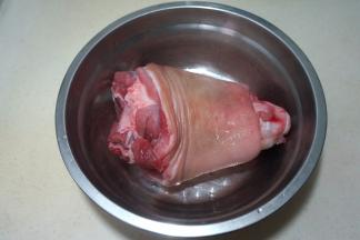 猪前肘一个，清洗干净，刮掉毛，想要更干净彻底，可以放在火上燎一燎再刮一刮