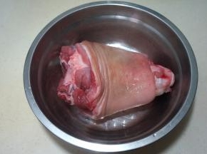 猪前肘一个，清洗干净，刮掉毛，想要更干净彻底，可以放在火上燎一燎再刮一刮