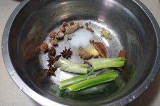 香料准备好，几味常用的就可以，也可以根据喜好来调整