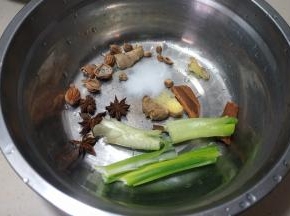 香料准备好，几味常用的就可以，也可以根据喜好来调整