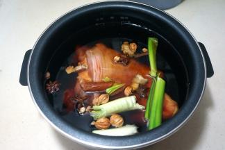 将肘子和香料、调料全部入电饭煲内胆中，加足够量的水，但别超过饭煲的最高水位；也可以用普通的煮锅噢