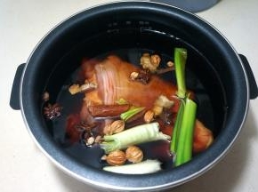 将肘子和香料、调料全部入电饭煲内胆中，加足够量的水，但别超过饭煲的最高水位；也可以用普通的煮锅噢