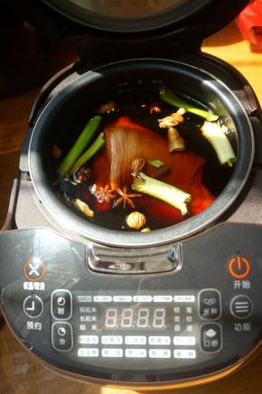 将内胆安放在饭煲中，通电，选择“煲汤”档，就可以安心做其它事情去吧