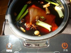 将内胆安放在饭煲中，通电，选择“煲汤”档，就可以安心做其它事情去吧