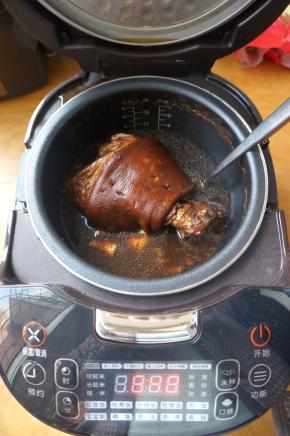 待汤汁煮得少很多，用筷子能轻松扎透肉厚的地方，就可以断电了，将肘子泡在汤里数小时，更入味儿！可以捞出来直接吃，也可以放冰箱冷藏后切片蘸汁食用