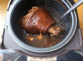待汤汁煮得少很多，用筷子能轻松扎透肉厚的地方，就可以断电了，将肘子泡在汤里数小时，更入味儿！可以捞出来直接吃，也可以放冰箱冷藏后切片蘸汁食用
