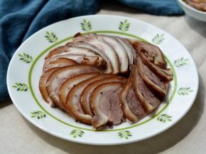 入冰箱冷藏后，剔骨，切片，摆盘