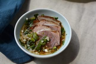 大蒜拍碎，小葱切末、生抽、醋，调成汁，蘸汁食用