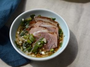 大蒜拍碎，小葱切末、生抽、醋，调成汁，蘸汁食用