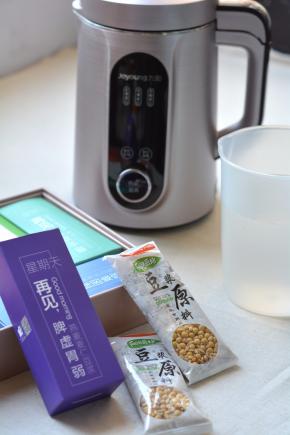 豆浆原材料、清水、豆浆机准备好