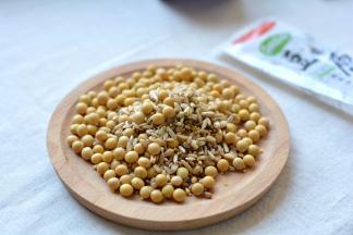 一袋的量很多，够一家四口人一顿喝完；如果自己配料，黄豆、燕麦、小麦的比例可以随自己的喜好来调整