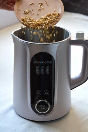 豆浆原料是免洗的，所以我直接将它们倒入Q7豆浆机中