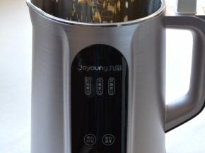 豆浆原料是免洗的，所以我直接将它们倒入Q7豆浆机中