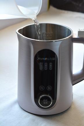 再根据食用量倒入凉水，我的水量是到1100毫升的水位线