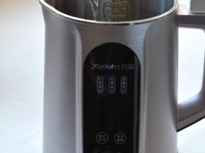 再根据食用量倒入凉水，我的水量是到1100毫升的水位线