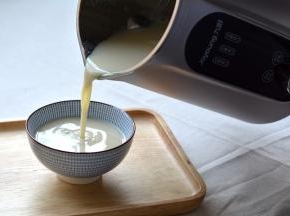 时间到，将豆浆倒入碗中，可以尽情喝啦