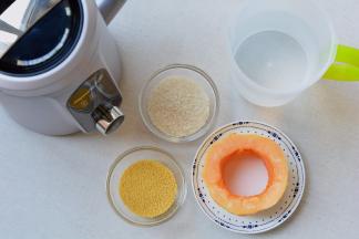 去皮南瓜、大米、小米、凉水、豆浆机准备好