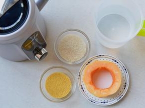 去皮南瓜、大米、小米、凉水、豆浆机准备好