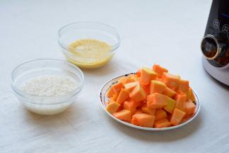 南瓜切小块，大米小米淘洗干净