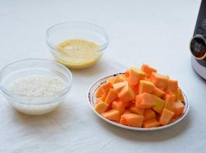南瓜切小块，大米小米淘洗干净