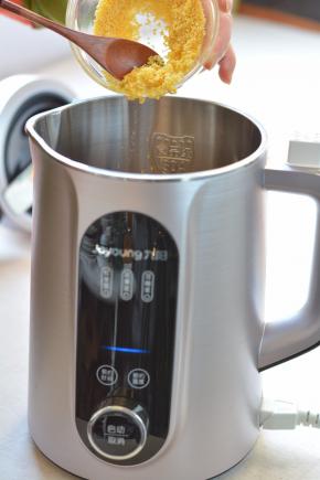 将小米倒入豆浆机中