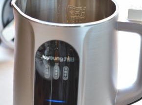 将小米倒入豆浆机中