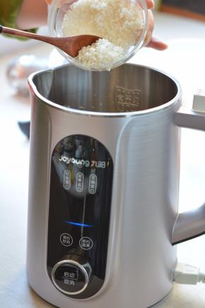 将大米倒入豆浆机中